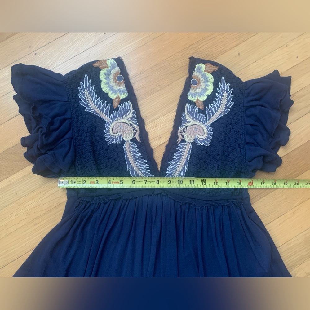 EUC FREE PEOPLE NAVY-BLUE FLORAL FLUTED HI-LOW DEEP V-NECK BLOUSE SIZE XS/FITS S - Picture 14 of 14